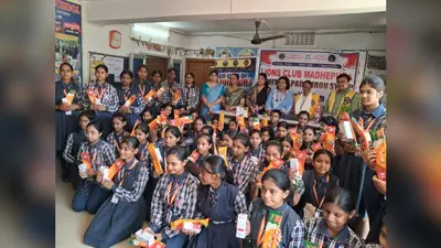 लायंस क्लब ने छात्राओं को एनीमिया से बचाव की दी जानकारी, आयरन सिरप व सेनेटरी पैड बांटे