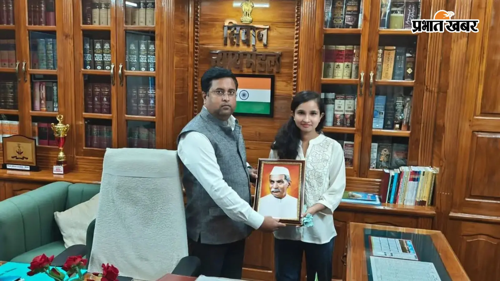 BPSC 70वीं में पहले प्रयास में सफलता, सीवान की बेटी अनन्या मिश्रा को प्रधान जिला एवं सत्र न्यायाधीश ने किया सम्मानित