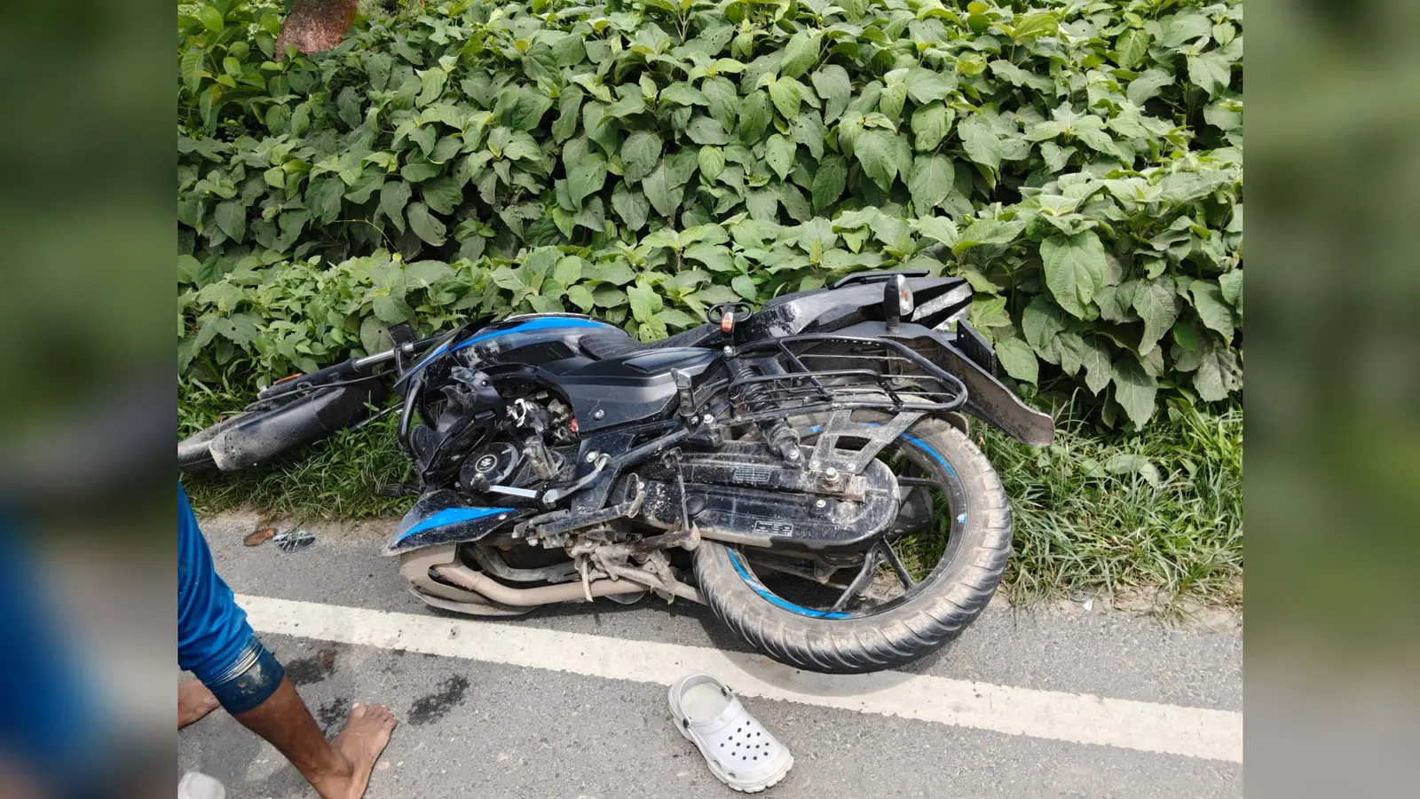 किशनगंज-ठाकुरगंज मुख्य सड़क पर भीषण हादसा: स्कॉर्पियो और दो बाइकों में सीधी भिड़ंत, 3 लोग लहूलुहान