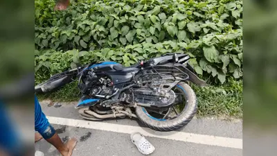 किशनगंज-ठाकुरगंज मुख्य सड़क पर भीषण हादसा: स्कॉर्पियो और दो बाइकों में सीधी भिड़ंत, 3 लोग लहूलुहान