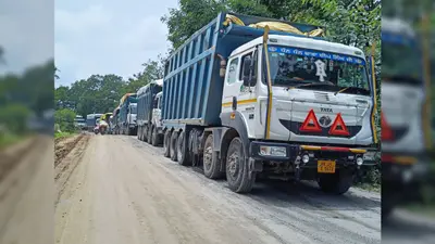 सड़क पर हाइवा खड़ा रहने से दुर्घटना की आशंका