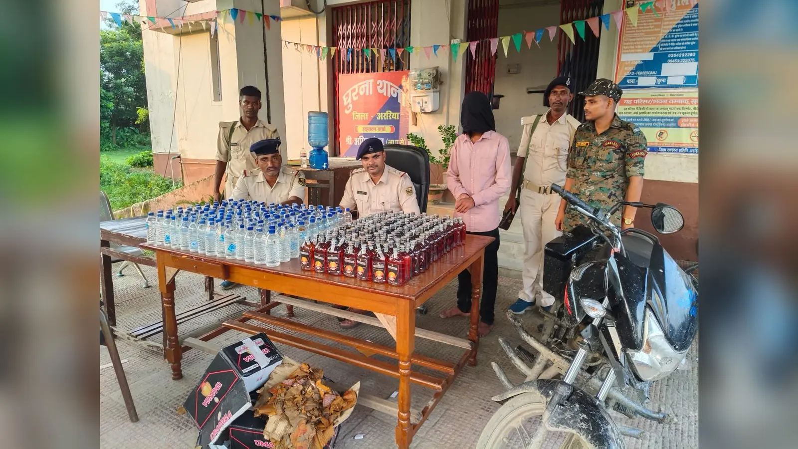 घूरना बॉर्डर पर 79.8 लीटर नेपाली शराब के साथ सुपौल का तस्कर गिरफ्तार, बाइक जब्त