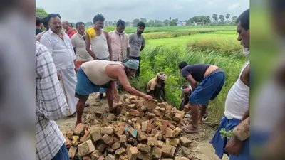 बेगूसराय : बारिश में टूटी सड़क, ग्रामीणों ने खुद शुरू किया मरम्मत अभियान