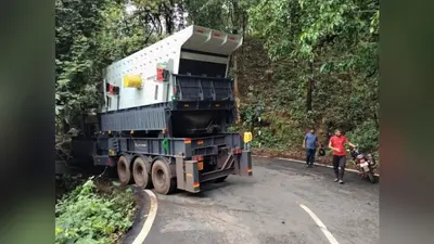 किरीबुरू-मनोहरपुर मुख्य मार्ग पर बड़ा वाहन दुर्घटनाग्रस्त, यातायात बाधित