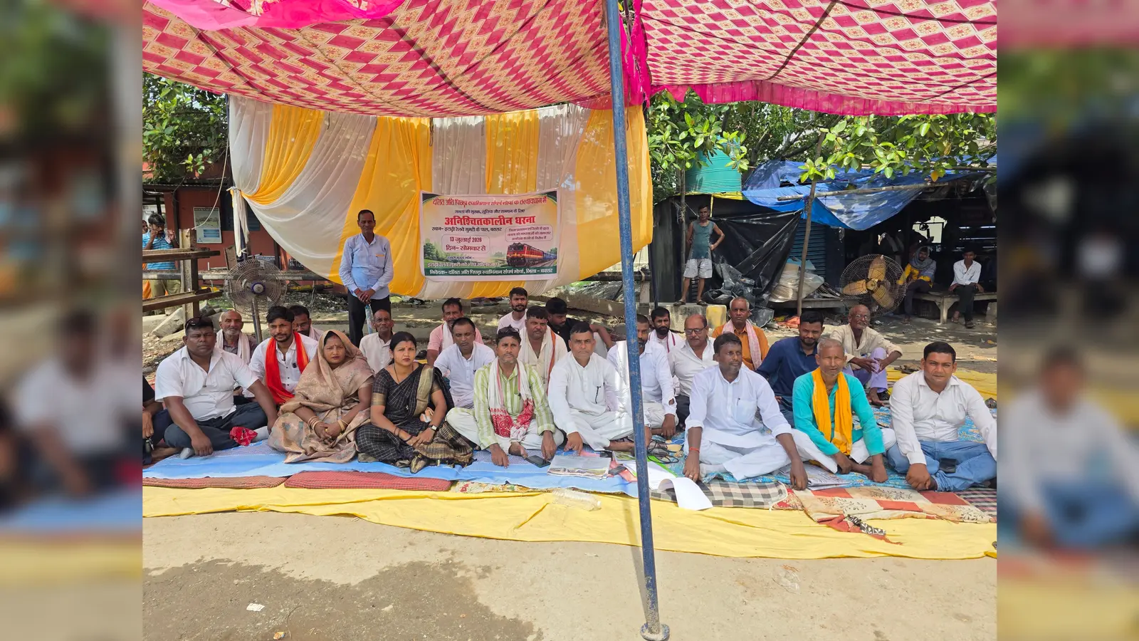 बक्सर: इटाढ़ी रेलवे गुमटी खोलने की मांग पर आंदोलन तेज, पांचवें दिन भी धरना जारी, रेल रोको आंदोलन का ऐलान