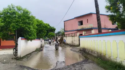 स्कूल पहुंचने के लिए बच्चों को पार करना पड़ रहा कीचड़-पानी, राजापुर मठिया में जर्जर सड़क से बढ़ी परेशानी