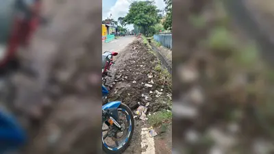 सड़क पर कचरा फेंके जाने से लोगों को हो रही परेशानी