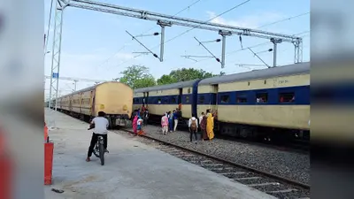 सिंघियाघाट स्टेशन पर 7 महीने से खड़ा निष्क्रिय रैक, यात्रियों को 4 फीट नीचे कूदकर उतरना पड़ रहा