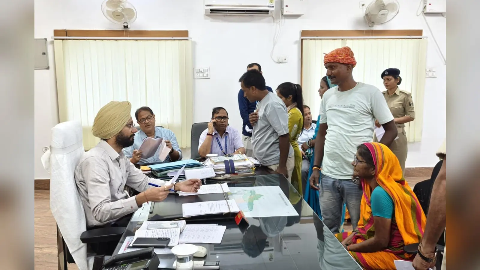 कोई जमीन विवाद लेकर पहुंचा तो किसी ने बताई पेंशन-बिजली की समस्या, DM ने एक दिन में सुने 82 मामले