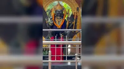 नवादा: शनिदेव मंदिर में उमड़ती है श्रद्धालुओं की भीड़, स्वयंभू काले पत्थर के रूप में विराजमान हैं देव