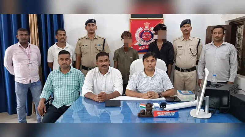 सीवान: चलती ट्रेन में मोबाइल झपटने वाले दो शातिर गिरफ्तार, आरपीएफ ने चोरी का मोबाइल किया बरामद