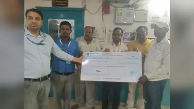 सिर्फ 436 रुपये के प्रीमियम वाली योजना से 9 परिवारों को मिली राहत, SBI ने बांटे 2-2 लाख के चेक