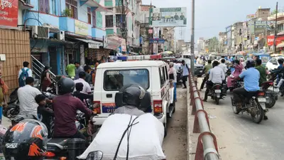 नरकटियागंज में जाम ऐसा कि डायल-112 की गाड़ी भी एक घंटे फंसी रही, आरओबी के दोनों ओर लगी वाहनों की कतार