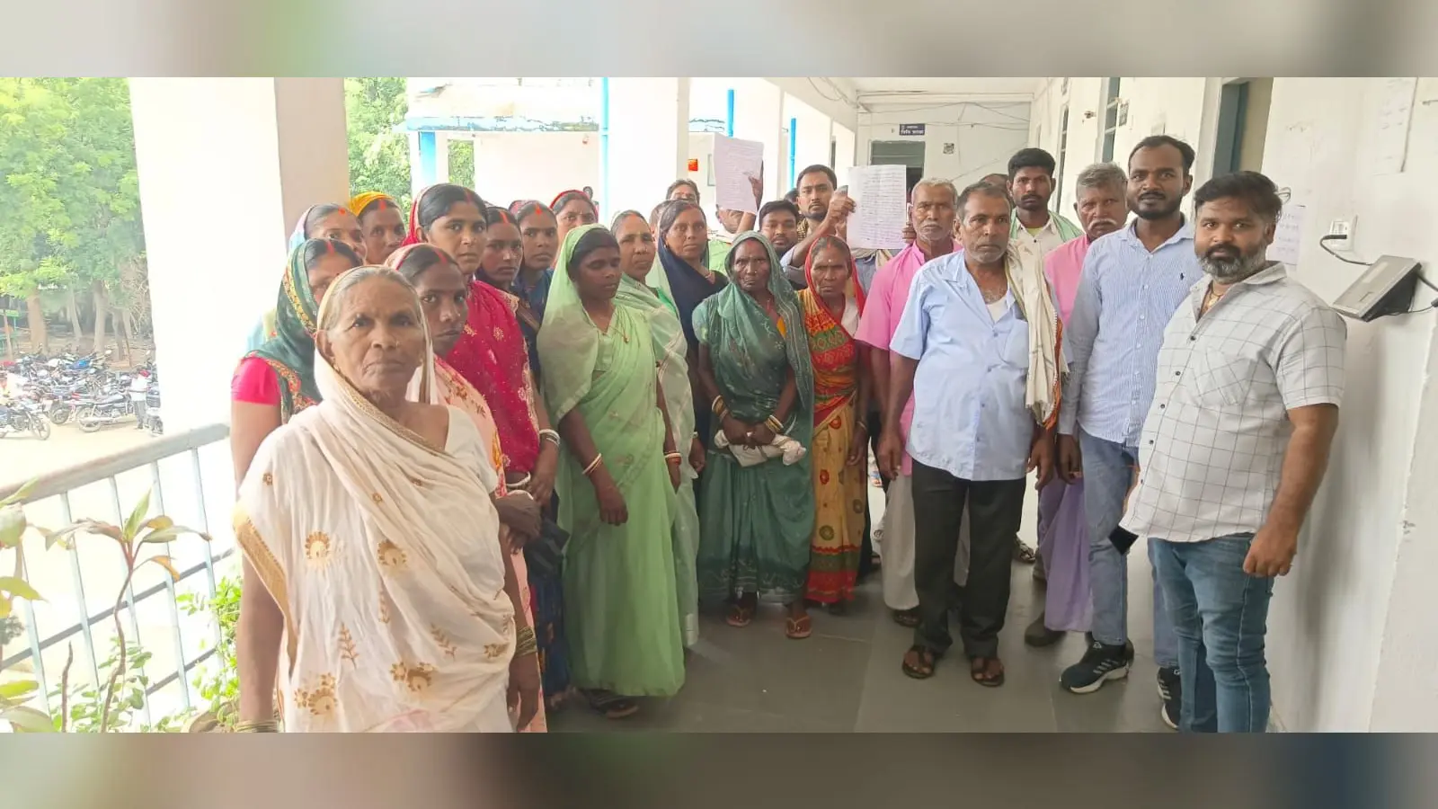 नवादा: महादलित टोले के मुख्य रास्ते पर दबंगों ने किया अवैध अतिक्रमण, एक फीट गंदे पानी के बीच चलने को मजबूर ग्रामीण
