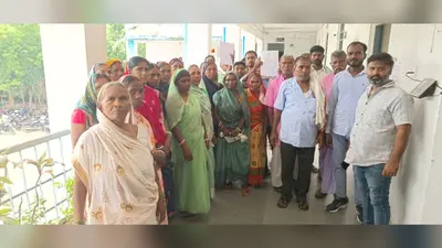 नवादा: महादलित टोले के मुख्य रास्ते पर दबंगों ने किया अवैध अतिक्रमण, एक फीट गंदे पानी के बीच चलने को मजबूर ग्रामीण