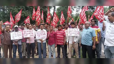 गेट पास और नौकरी की गारंटी की मांग पर पास सेक्शन पर ठेका श्रमिकों का प्रदर्शन