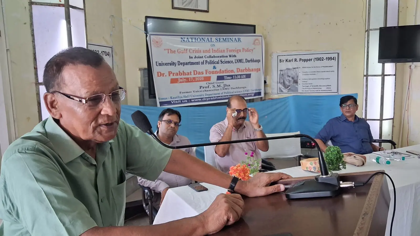 खाड़ी संकट और भारतीय विदेश नीति पर सेमिनार, प्रो. एसएम झा बोले- युवाओं को मानव पूंजी बनाना होगा