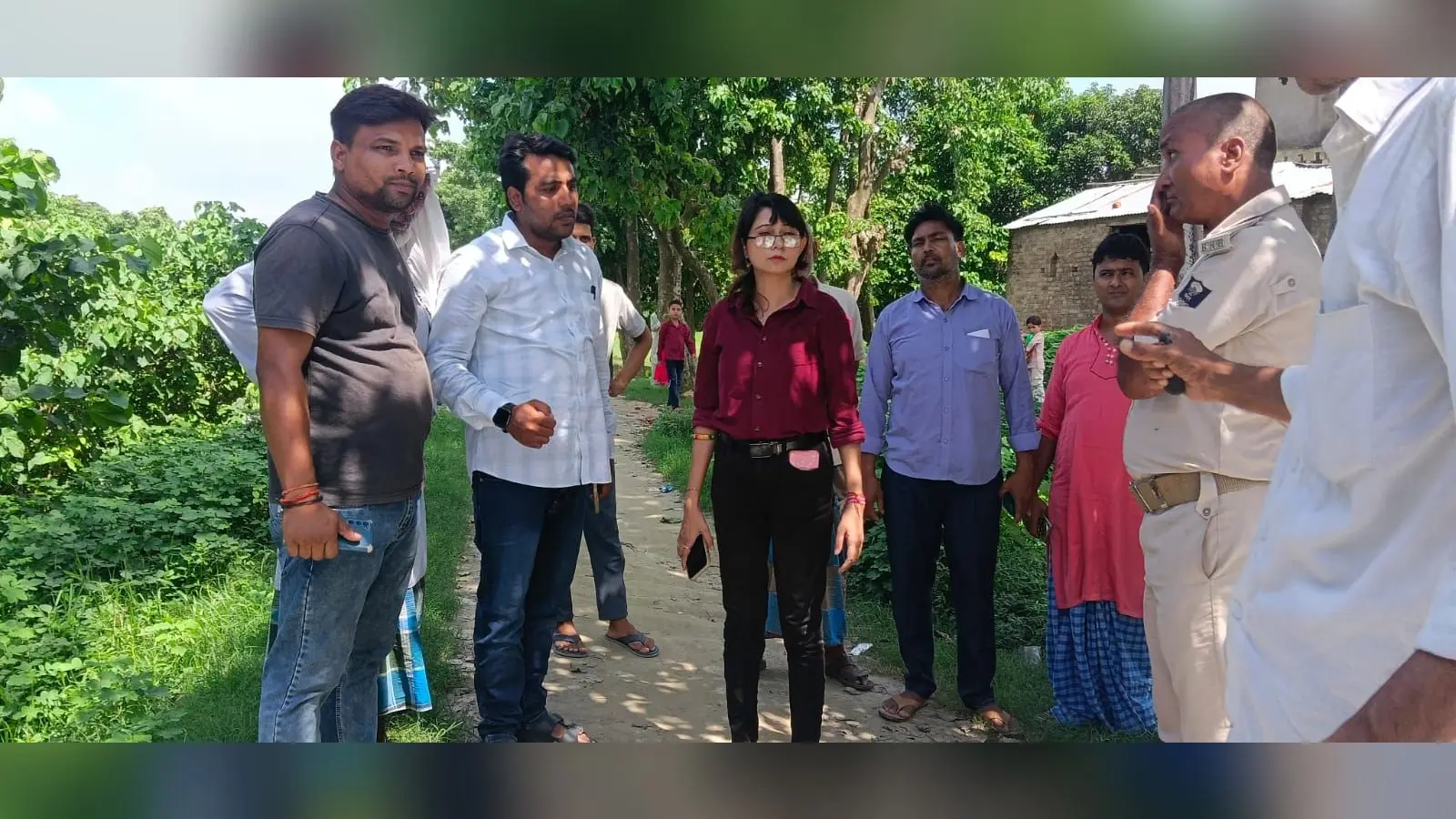 लगातार बारिश के बाद बढ़ने लगा सिकरहना का पानी, कटाव का भी खतरा; नदी किनारे पहुंचे CO और BDO