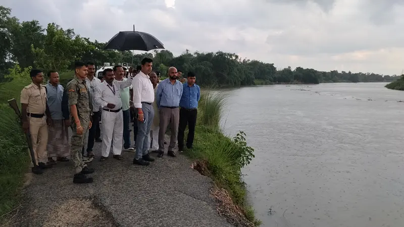 पिछले साल नदी में समा गई थी सड़क, अब फिर उसी जगह कटाव तेज; जटवा-जनेरवा का संपर्क टूटने का डर