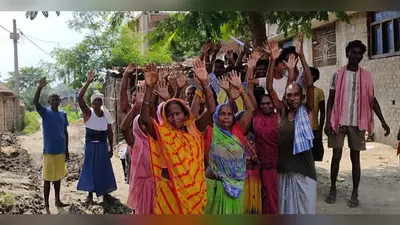 सारण: मकेर के अमनौर डीह में सड़क अतिक्रमण के खिलाफ ग्रामीणों का प्रदर्शन, सीओ को सौंपा आवेदन