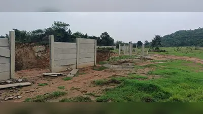 क्रशर प्लांट द्वारा पत्थर उत्खनन से डेढ़ सौ फीट गहरा बना गड्डा, दुर्घटना को कर रहा है आमंत्रित