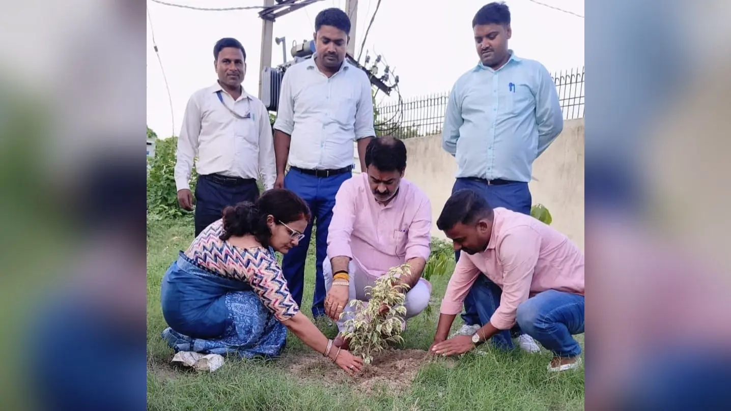 बेगूसराय: तेघड़ा विधायक ने उच्च माध्यमिक विद्यालय अमरपुर का किया निरीक्षण, परिसर में किया पौधारोपण