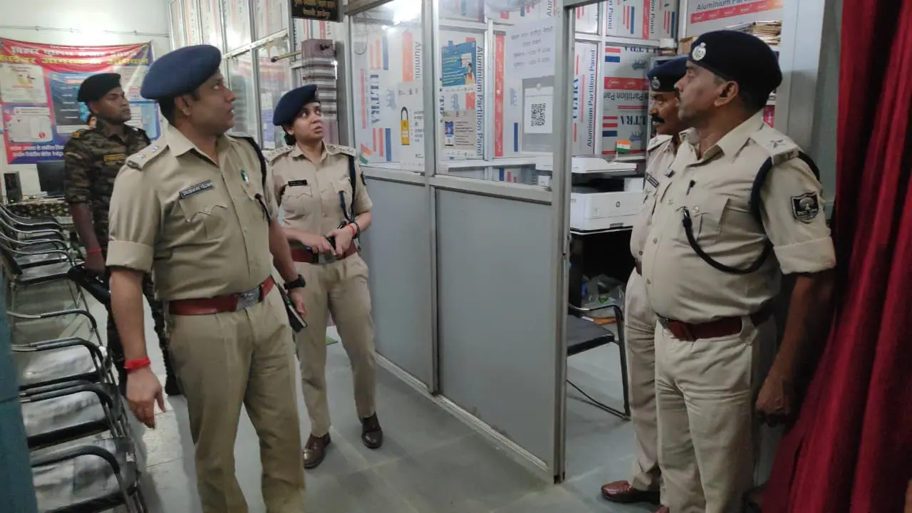 हाजीपुर: एसपी ने देर रात की थानों की पड़ताल, साइबर क्राइम पर नकेल और गश्ती बढ़ाने के दिए निर्देश