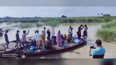 जलस्तर घटने के बाद भी बाढ़ का संकट बरकरार, नाव के सहारे आवागमन को मजबूर लोग