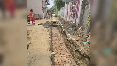 नई सड़क में पुरानी तीन नंबर ईंट लगाने का आरोप, वार्ड पार्षद और लोगों ने DM से मांगी जांच; भुगतान पर लग सकती है रोक!