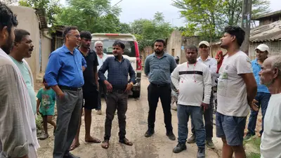 प्रभात खबर की खबर का असर: गांव पहुंचे BDO, जलजमाव से परेशान लोगों को मिली राहत; अब स्थायी समाधान का आश्वासन