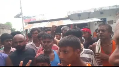 4 दिन से खराब था ट्रांसफार्मर, गुस्साए ग्रामीणों ने मुख्य सड़क की जाम; आश्वासन के बाद हटे