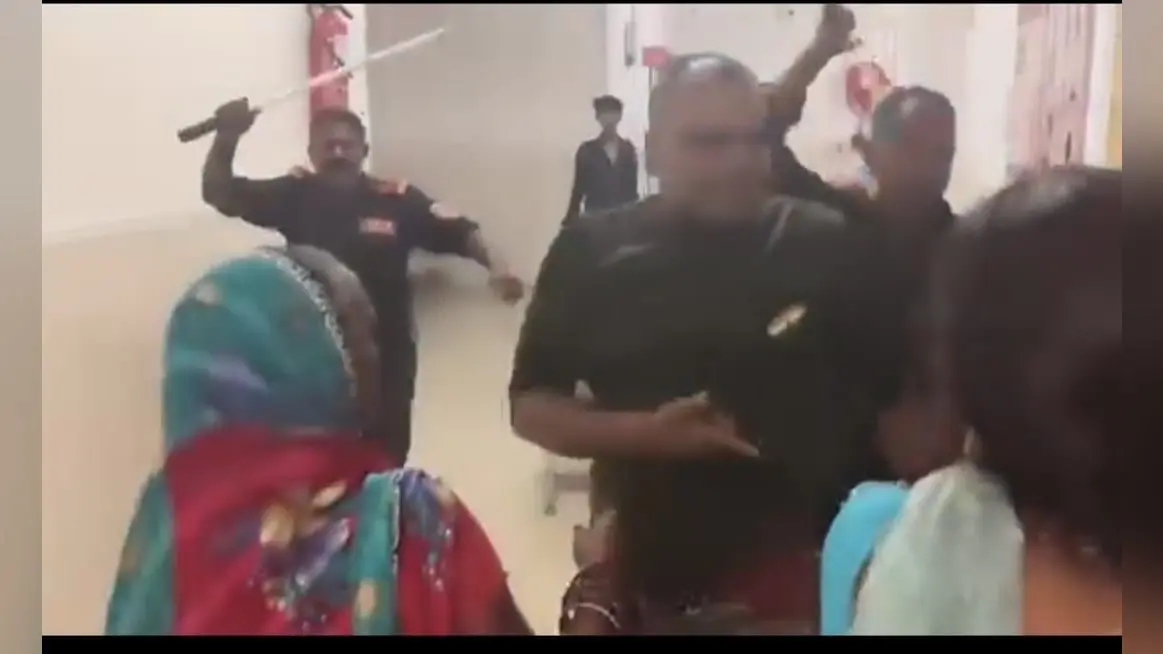 पतरघट पीएचसी में मरीज को रेफर करने पर हंगामा, सोशल मीडिया पर वायरल हुआ विवाद का वीडियो