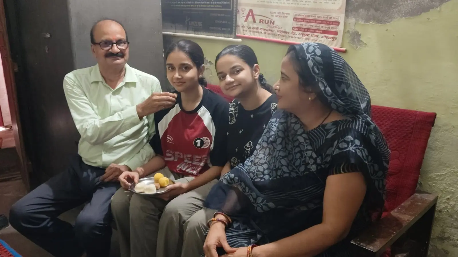 NEET UG 2026 में बगहा के तीन मेधावियों ने लहराया परचम, अन्विशा को AIR 2973; पलक और आर्यन ने भी पाई सफलता