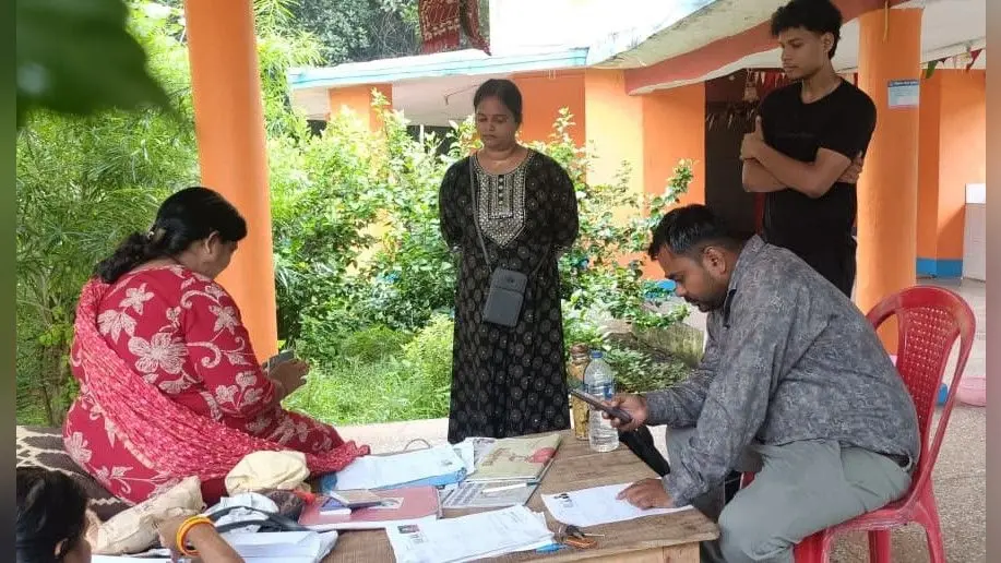 एसआईआर फॉर्म जमा करने के साथ ऑनलाइन भी करा रहे हैं लोग