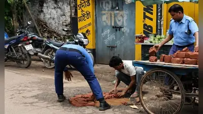 सिविक वॉलेंटियर्स की पहल, केशियारी के कुलबनी मोड़ और बस स्टैंड के पास गड्ढों में ईंटें बिछाकर की जर्जर सड़क की मरम्मत