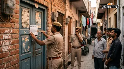 स्टेशनरी दुकानदार हत्याकांड में फरार तीन आरोपियों के घर इश्तहार चस्पा, पुलिस ने दी सरेंडर की चेतावनी