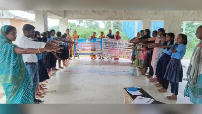 टोरिया में 'बेटी बचाओ-बेटी पढ़ाओ' के तहत सखी वार्ता, बाल विवाह रोकने का दिलाया संकल्प