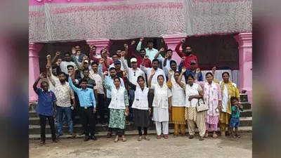 स्वास्थ्यकर्मियों ने सीएचसी में कार्य बहिष्कार कर दिया धरना
