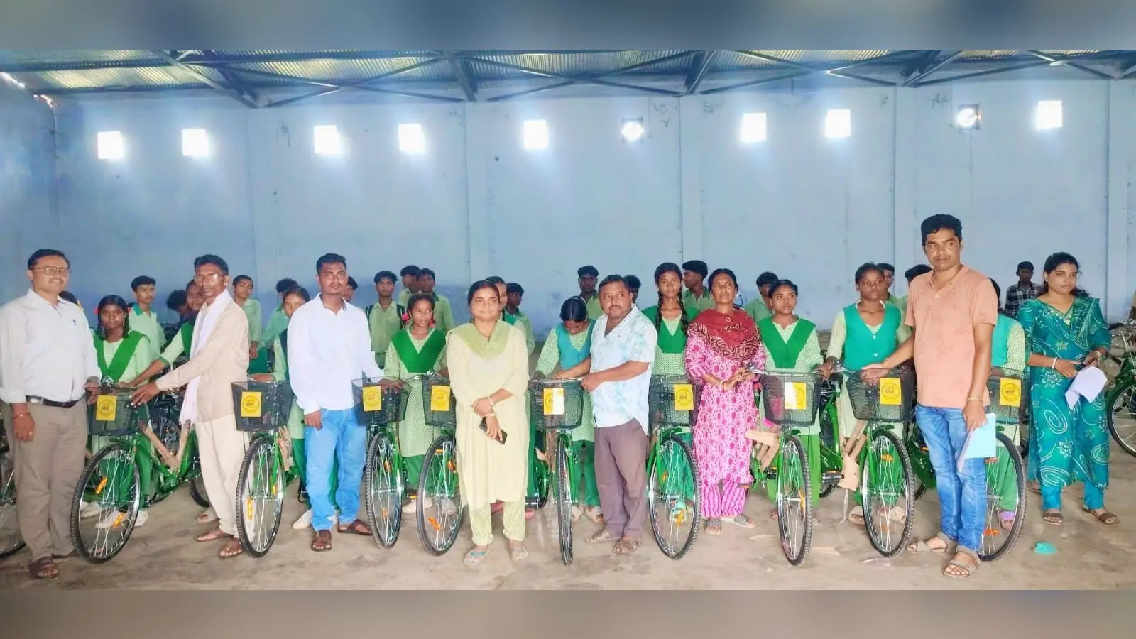 बोड़ाम प्रखंड के 13 विद्यालयों के 396 विद्यार्थियों को मिली साइकिल