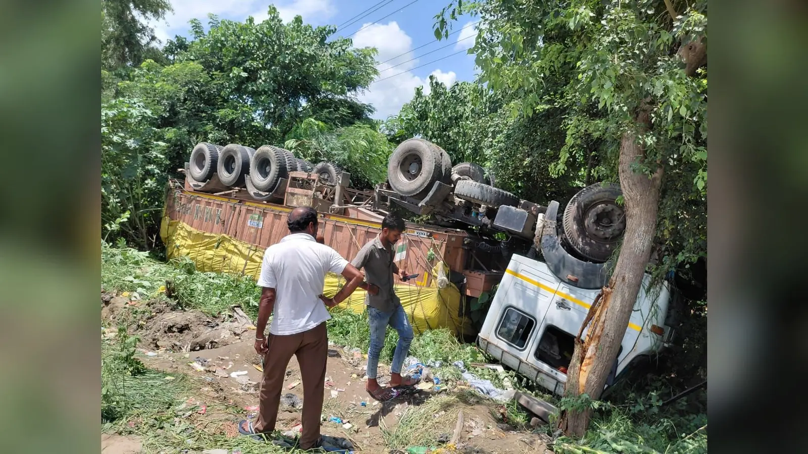 मुजफ्फरपुर में भीषण सड़क हादसा, बस के अचानक ब्रेक लगाने से गड्ढे में पलटा माल लदा ट्रक