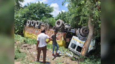 मुजफ्फरपुर में भीषण सड़क हादसा, बस के अचानक ब्रेक लगाने से गड्ढे में पलटा माल लदा ट्रक