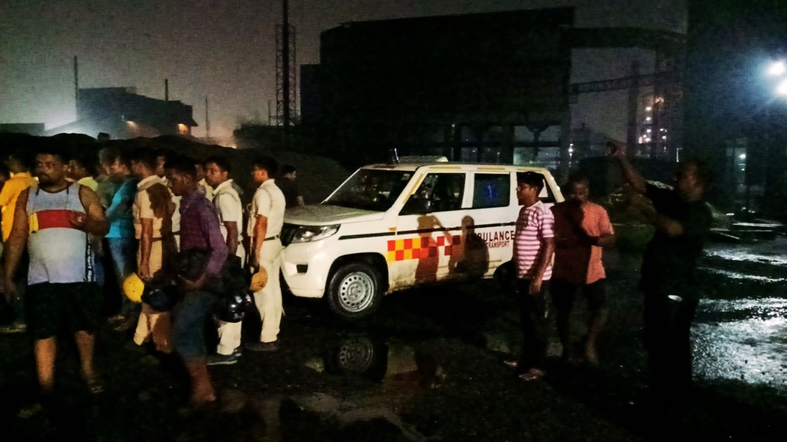 ब्लास्ट फर्नेस में धमाके की सूचना मिलते ही पहुंचा एंबुलेंस.