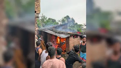 गैस सिलेंडर के रेगुलेटर में आग लगने से रसोईघर में लगी आग, गृहस्वामी झुलसा