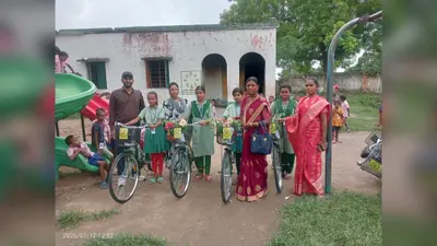 श्रीपुर बाजार विद्यालय में 70 विद्यार्थियों के बीच साइकिलों का वितरण