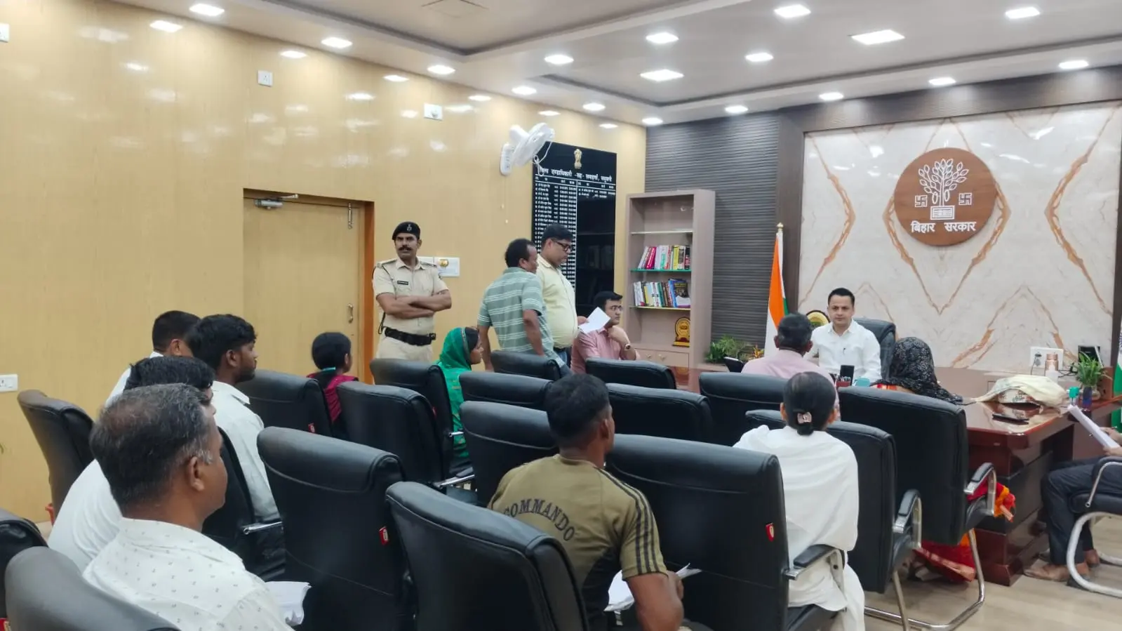 मधुबनी डीएम ने सुनीं आम लोगों की समस्याएं, अधिकारियों को दिए त्वरित समाधान के निर्देश