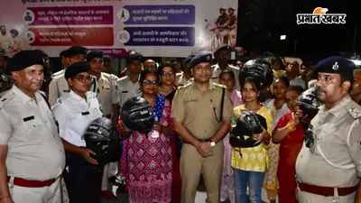 वैशाली एसपी ने सड़क पर उतरकर चलाया यातायात जागरूकता अभियान, बिना हेलमेट चालकों को बांटे मुफ्त हेलमेट