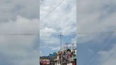 दिन में जल रहीं स्ट्रीट लाइटें, बिजली बचत के दावों पर उठे सवाल.