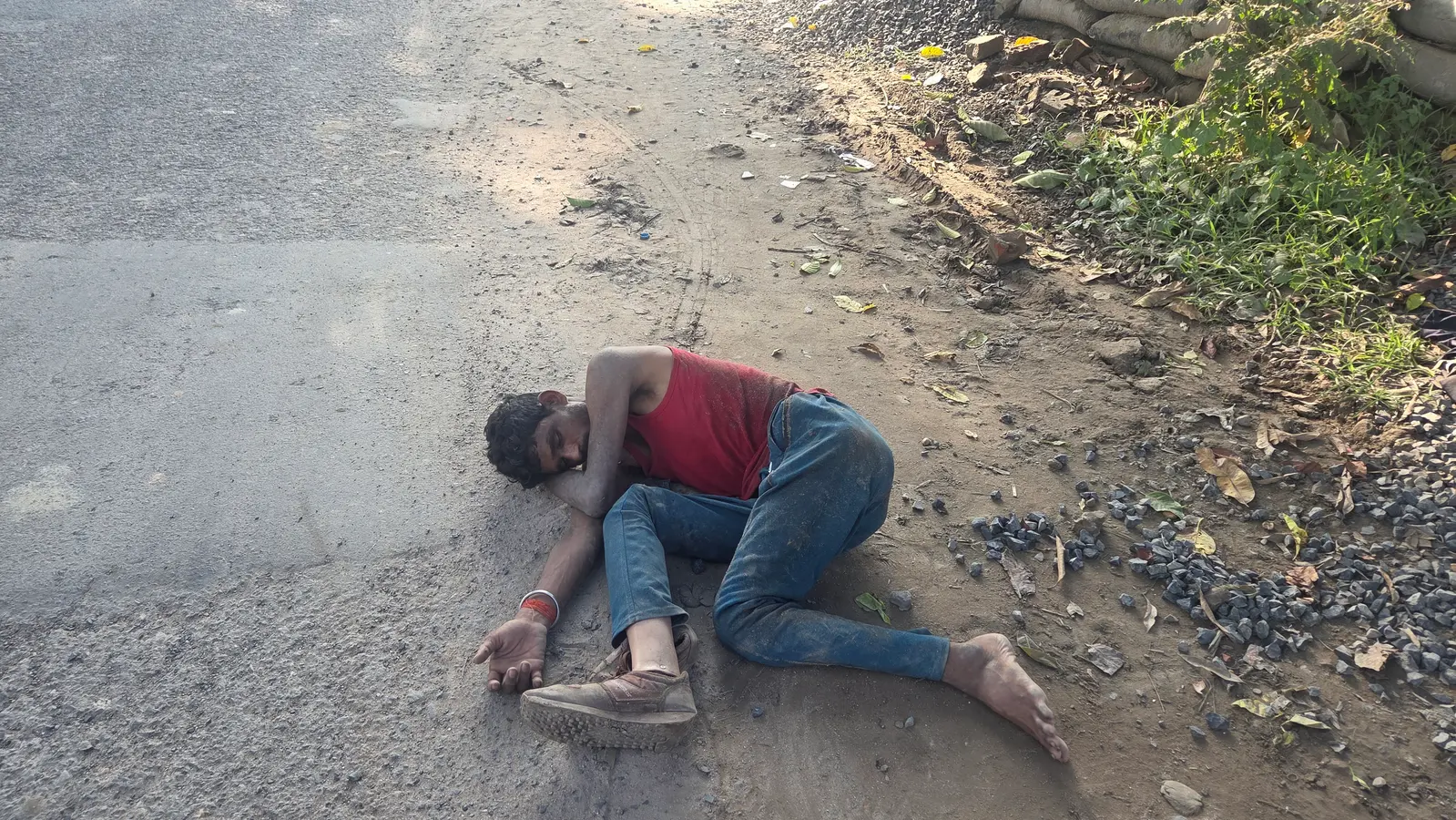 सड़क किनारे नशे की हालत में मिला युवक, शराबबंदी पर उठे सवाल