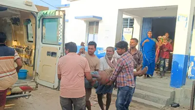दो सीएनजी ऑटो की टक्कर में युवक गंभीर घायल, सदर अस्पताल रेफर
