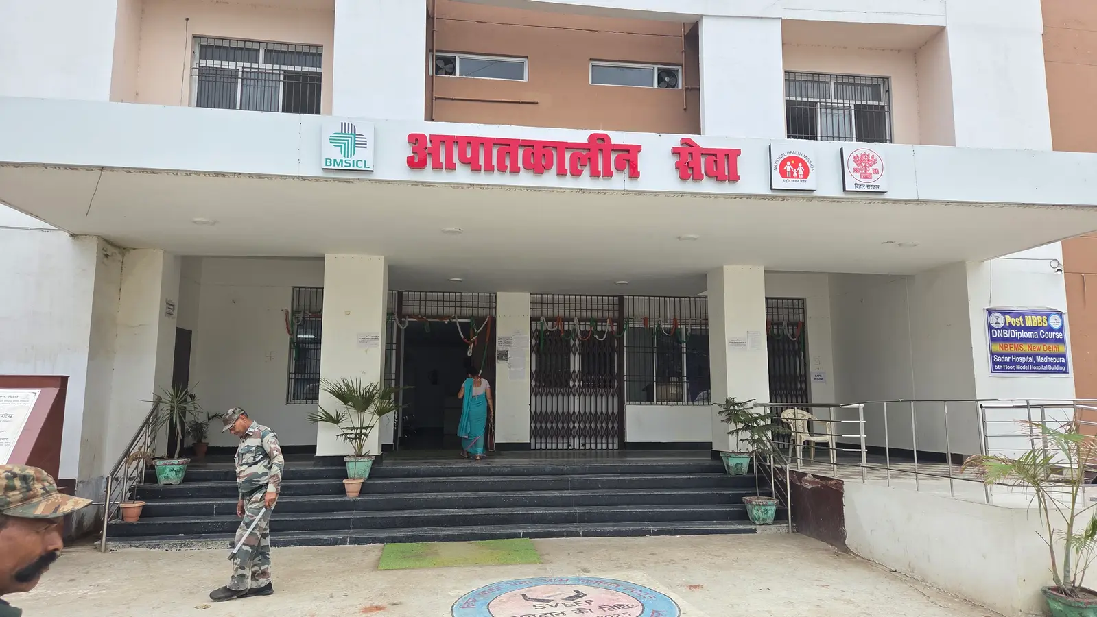अनियंत्रित बाइक की टक्कर से छात्र घायल, सदर अस्पताल में हुआ उपचार